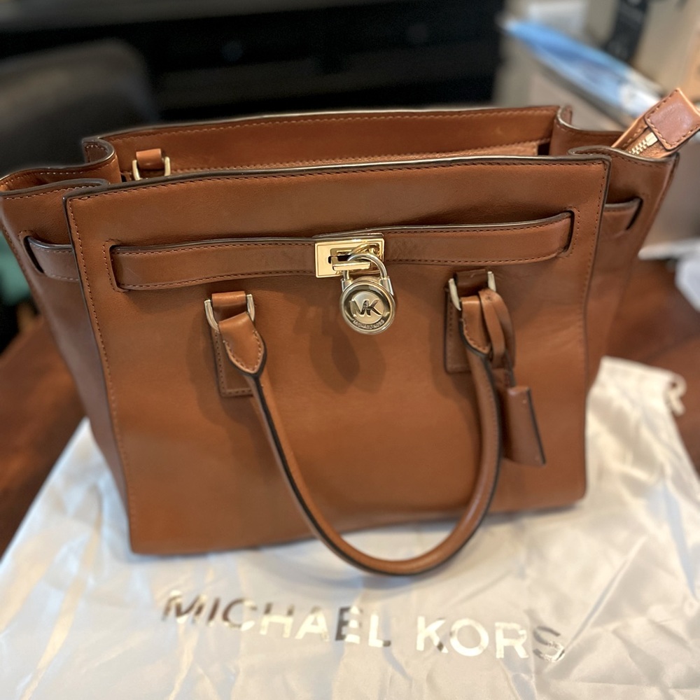 Michael Kors large tan tote. VGC, duster bag included.